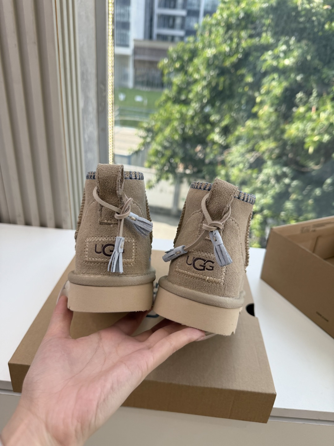 😀G026UGG秋冬新款系列棉鞋雪地靴棉鞋作为的领军品牌，这双新款同样延续了其一贯的舒适理念，穿在脚上轻盈自在，仿佛踩在