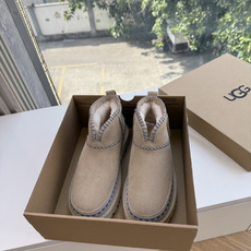 😀G026UGG秋冬新款系列棉鞋雪地靴棉鞋作为的领军品牌,这双新款同样延续了其一贯的舒适理念,穿在脚上轻盈自在,仿佛踩在 😀G026UGG秋冬新款系列棉鞋雪地靴棉鞋作为的领军品牌,这双新款同样延续了其一贯的舒适理念,穿在脚上轻盈自在,仿佛踩在