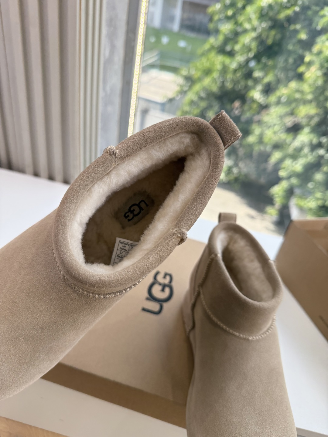 😀G026UGG秋冬新款系列棉鞋雪地靴棉鞋作为的领军品牌，这双新款同样延续了其一贯的舒适理念，穿在脚上轻盈自在，仿佛踩在