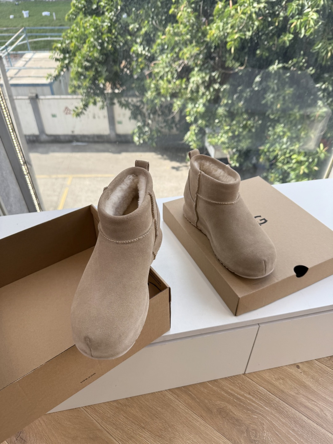 😀G026UGG秋冬新款系列棉鞋雪地靴棉鞋作为的领军品牌，这双新款同样延续了其一贯的舒适理念，穿在脚上轻盈自在，仿佛踩在