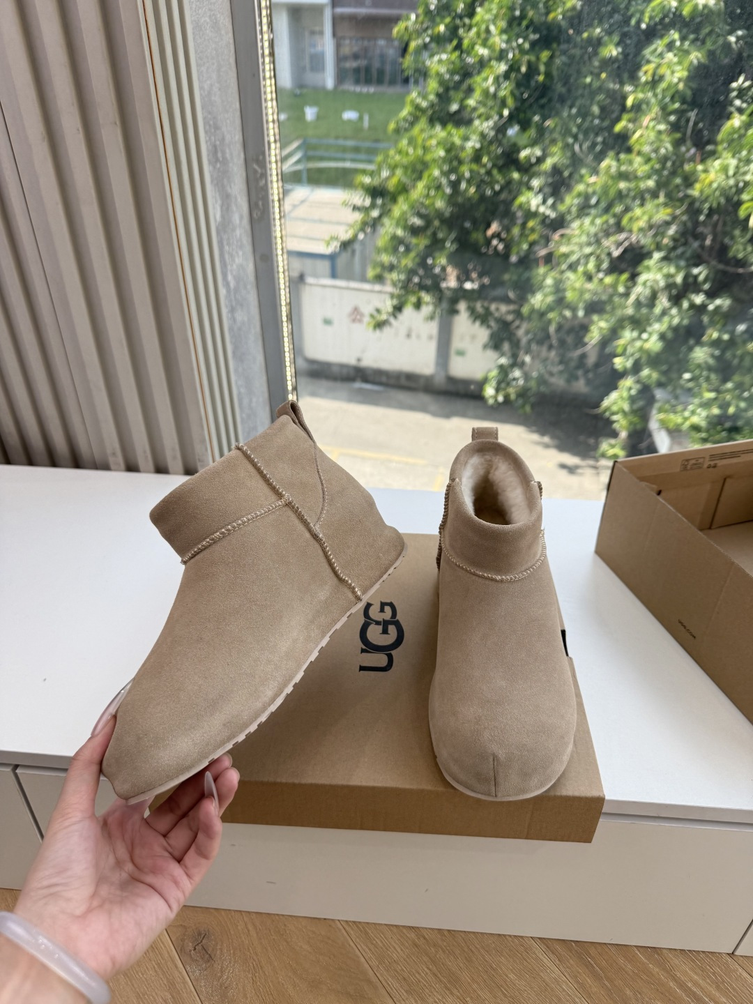 😀G026UGG秋冬新款系列棉鞋雪地靴棉鞋作为的领军品牌，这双新款同样延续了其一贯的舒适理念，穿在脚上轻盈自在，仿佛踩在