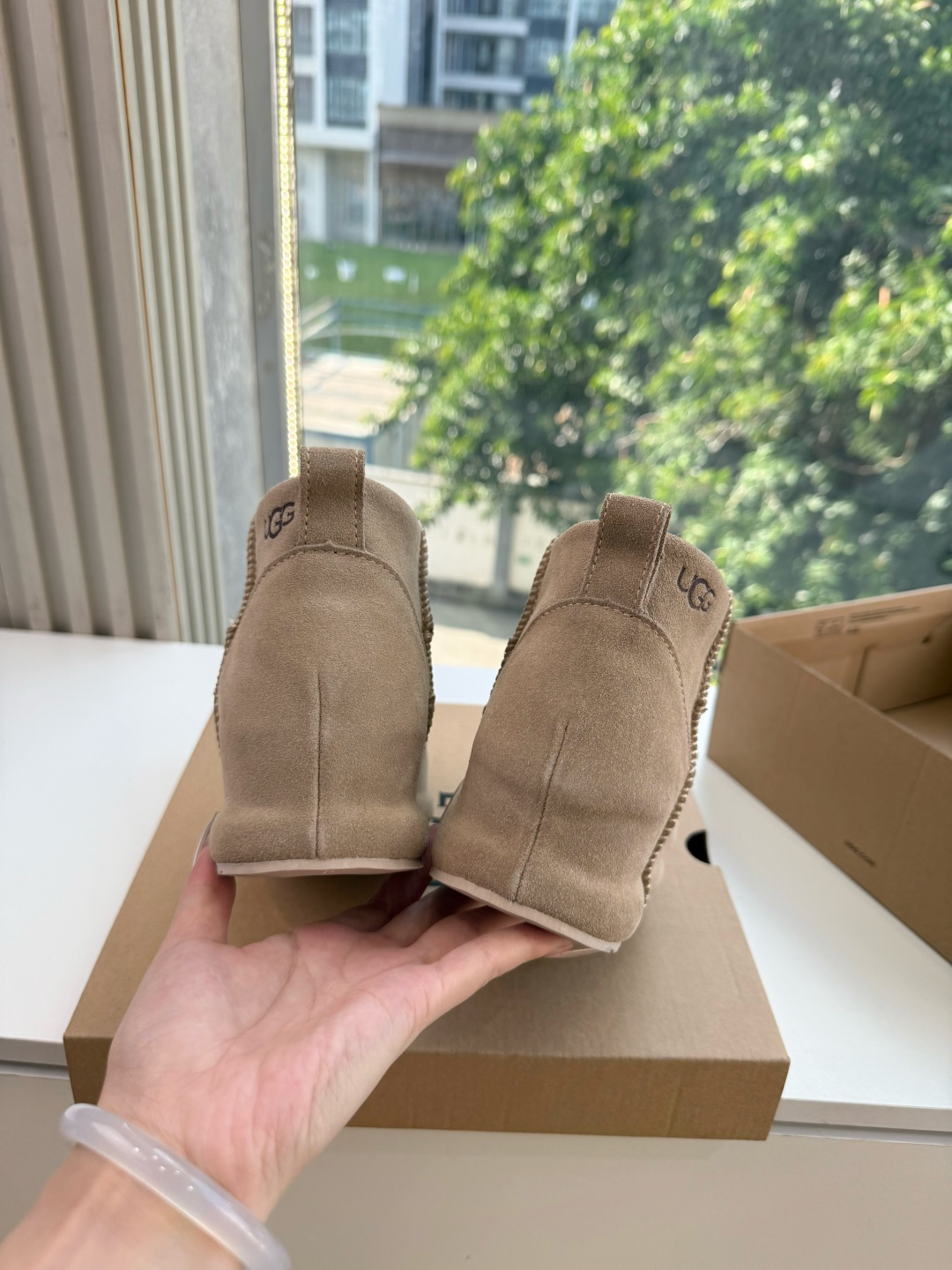 😀G026UGG秋冬新款系列棉鞋雪地靴棉鞋作为的领军品牌，这双新款同样延续了其一贯的舒适理念，穿在脚上轻盈自在，仿佛踩在