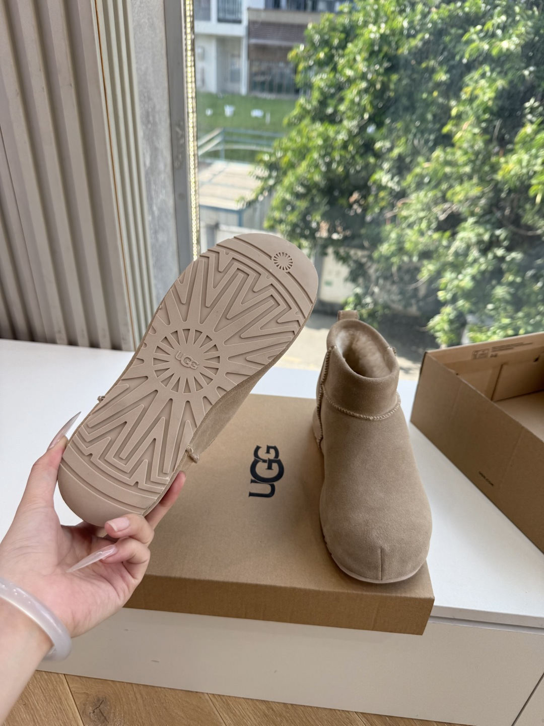 😀G026UGG秋冬新款系列棉鞋雪地靴棉鞋作为的领军品牌，这双新款同样延续了其一贯的舒适理念，穿在脚上轻盈自在，仿佛踩在