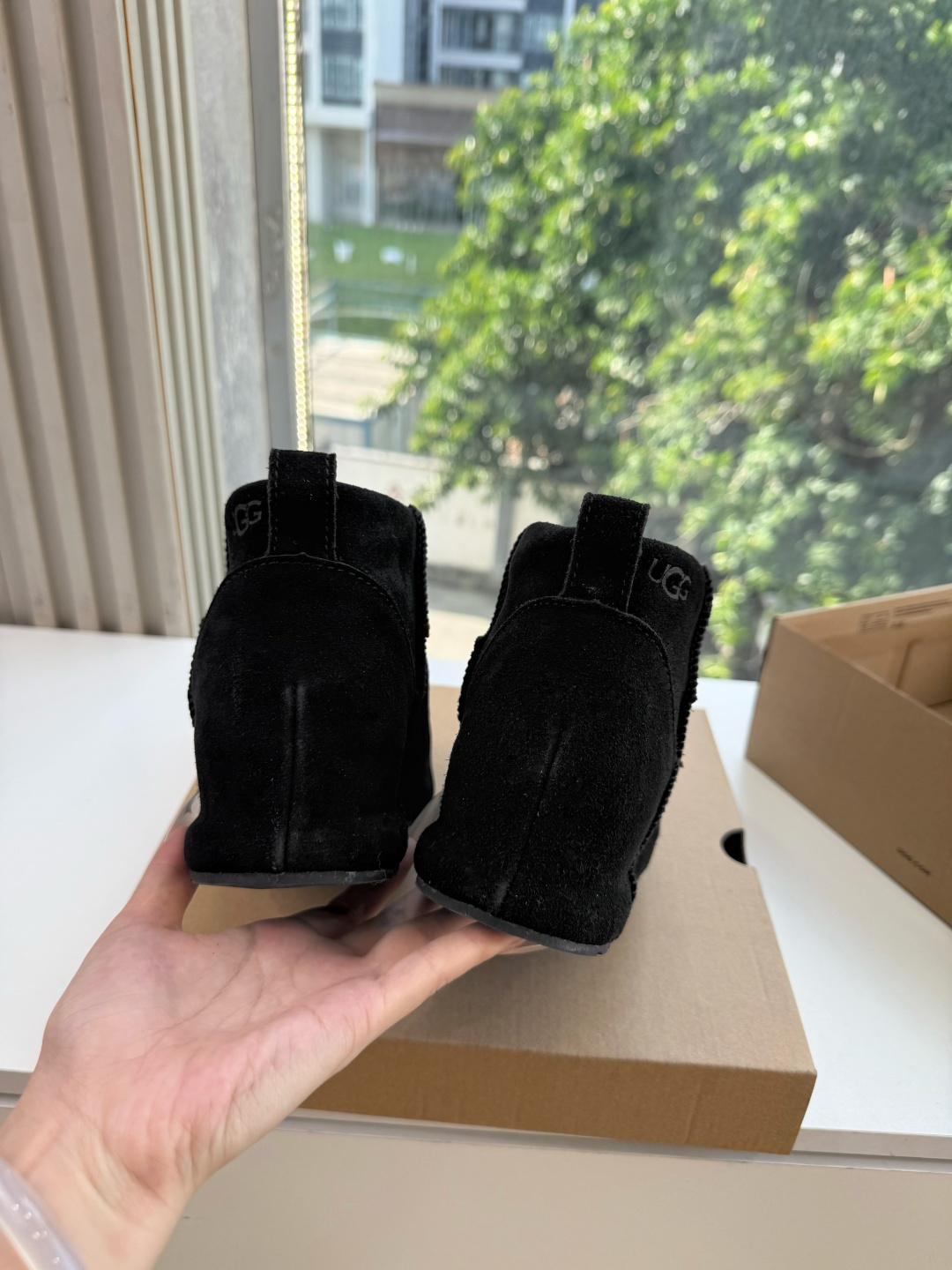 😀G026UGG秋冬新款系列棉鞋雪地靴棉鞋作为的领军品牌，这双新款同样延续了其一贯的舒适理念，穿在脚上轻盈自在，仿佛踩在