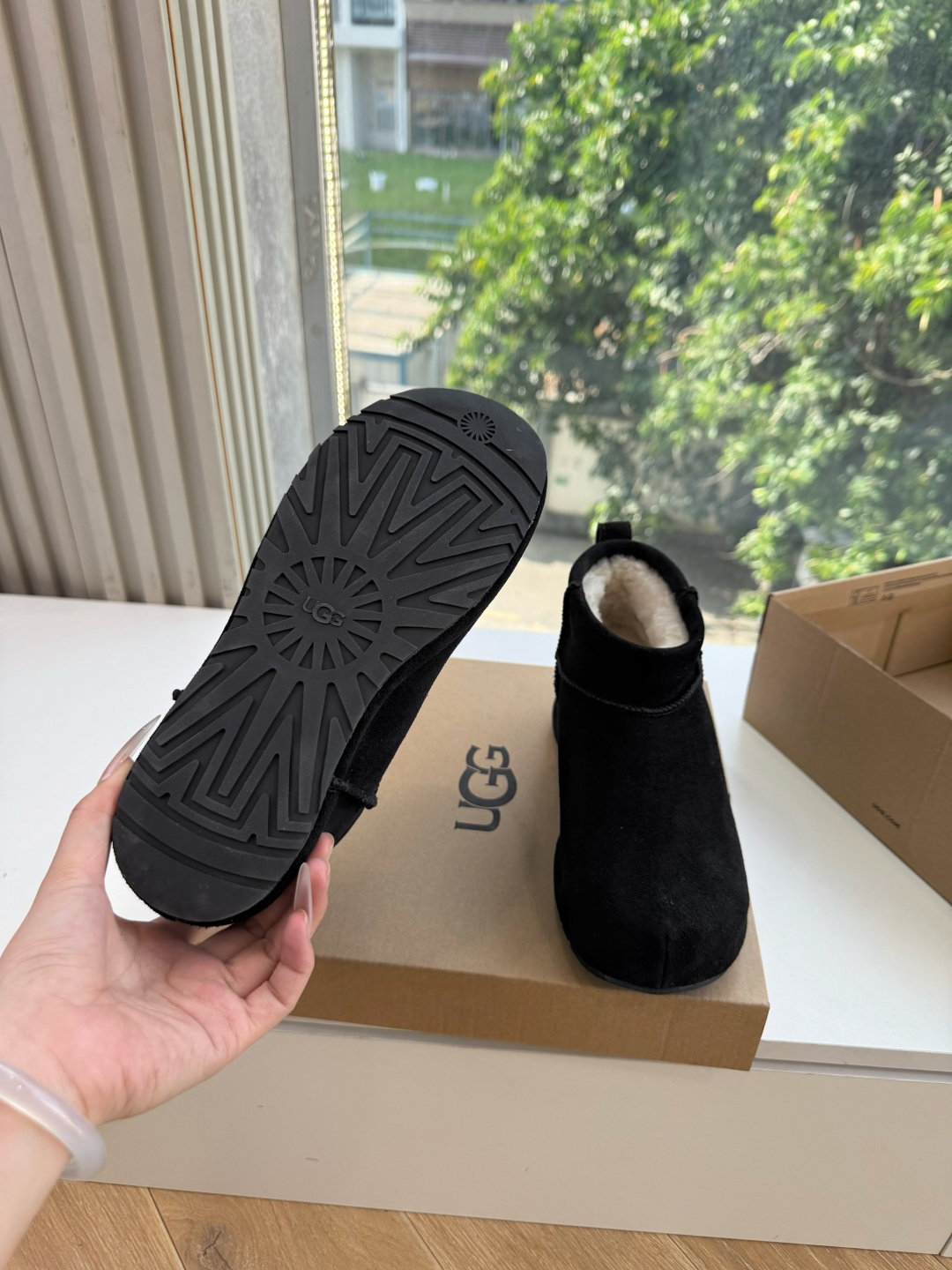 😀G026UGG秋冬新款系列棉鞋雪地靴棉鞋作为的领军品牌，这双新款同样延续了其一贯的舒适理念，穿在脚上轻盈自在，仿佛踩在