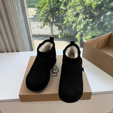 😀G026UGG秋冬新款系列棉鞋雪地靴棉鞋作为的领军品牌,这双新款同样延续了其一贯的舒适理念,穿在脚上轻盈自在,仿佛踩在 😀G026UGG秋冬新款系列棉鞋雪地靴棉鞋作为的领军品牌,这双新款同样延续了其一贯的舒适理念,穿在脚上轻盈自在,仿佛踩在
