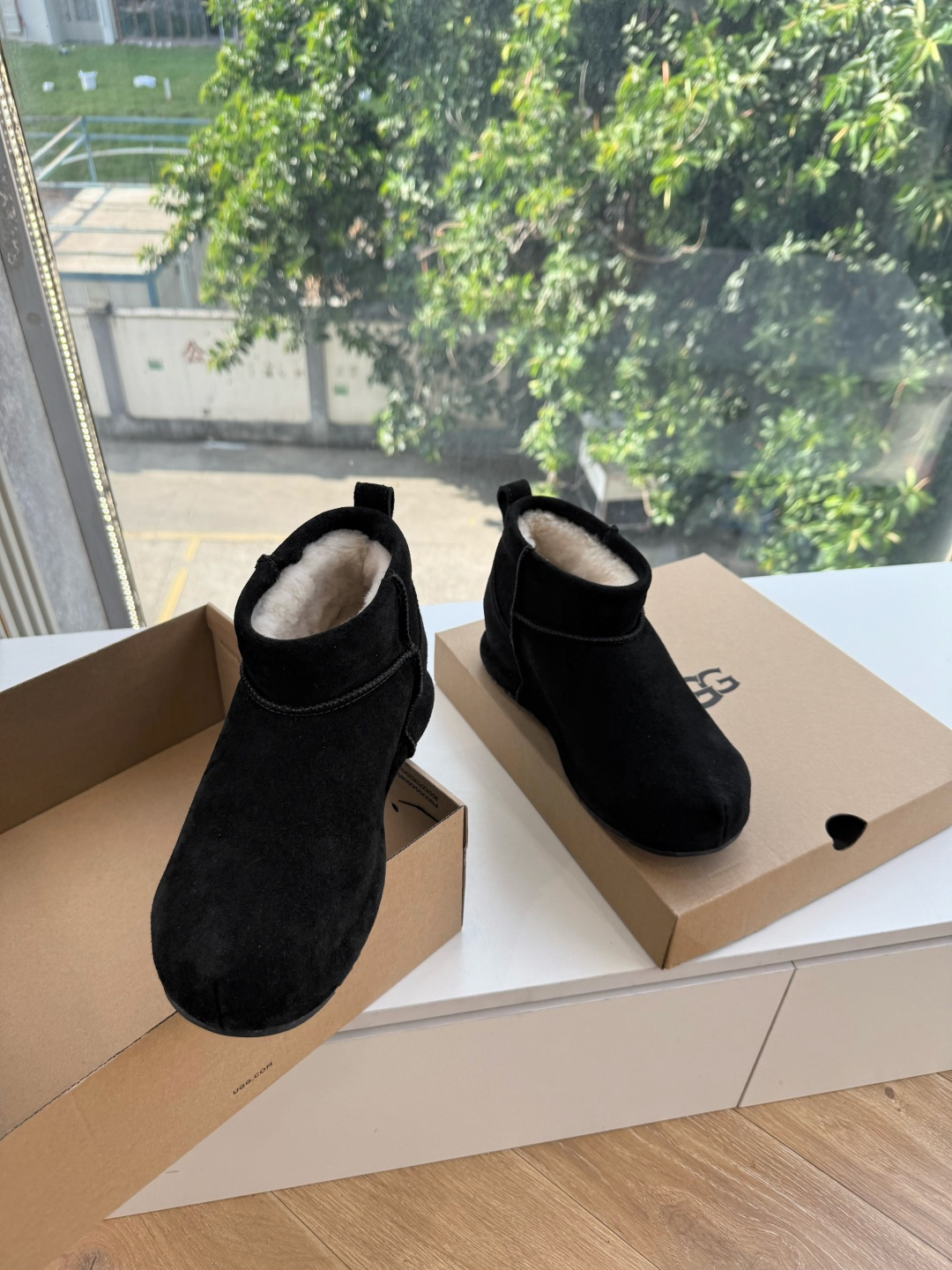 😀G026UGG秋冬新款系列棉鞋雪地靴棉鞋作为的领军品牌，这双新款同样延续了其一贯的舒适理念，穿在脚上轻盈自在，仿佛踩在