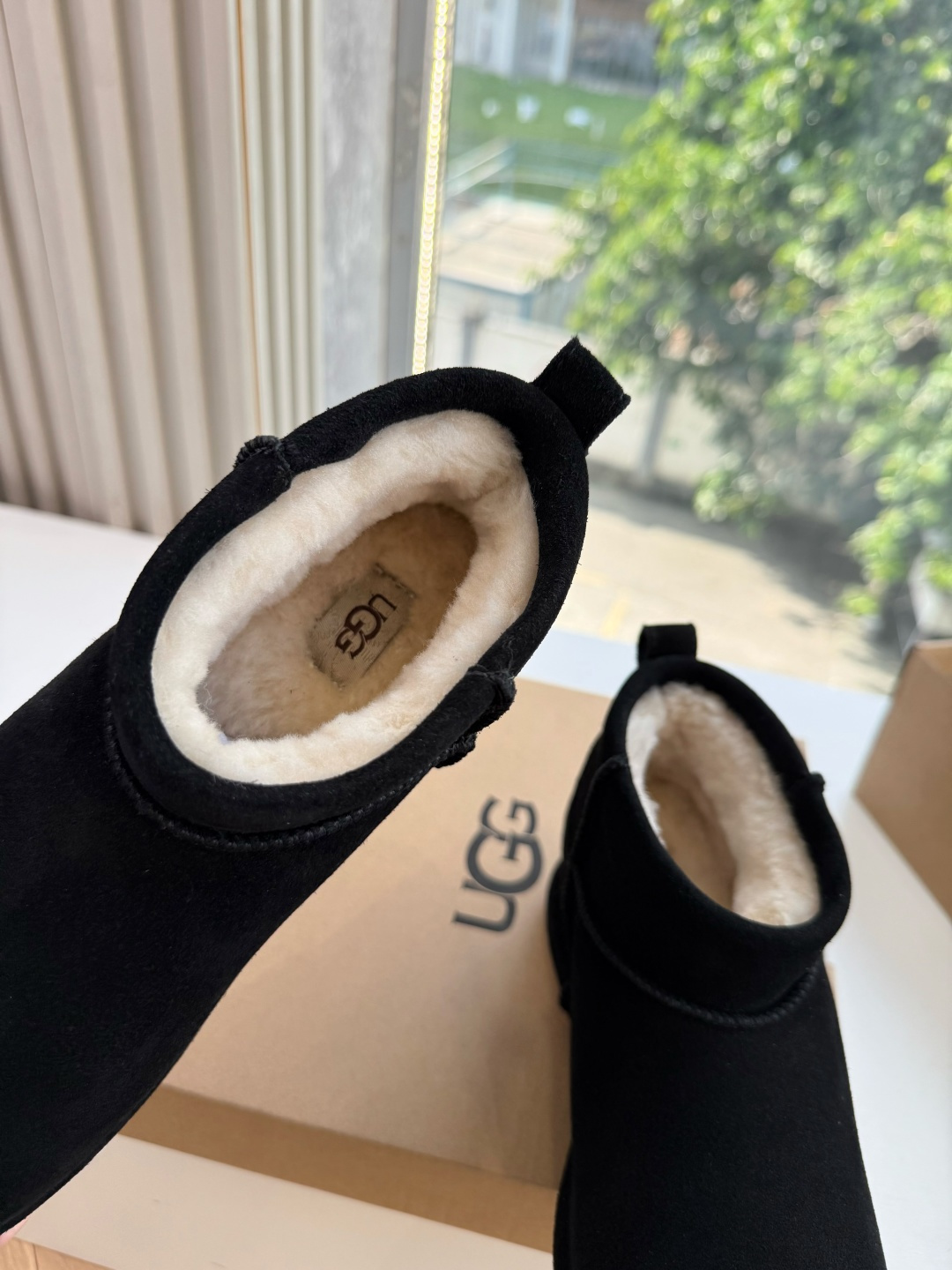 😀G026UGG秋冬新款系列棉鞋雪地靴棉鞋作为的领军品牌，这双新款同样延续了其一贯的舒适理念，穿在脚上轻盈自在，仿佛踩在