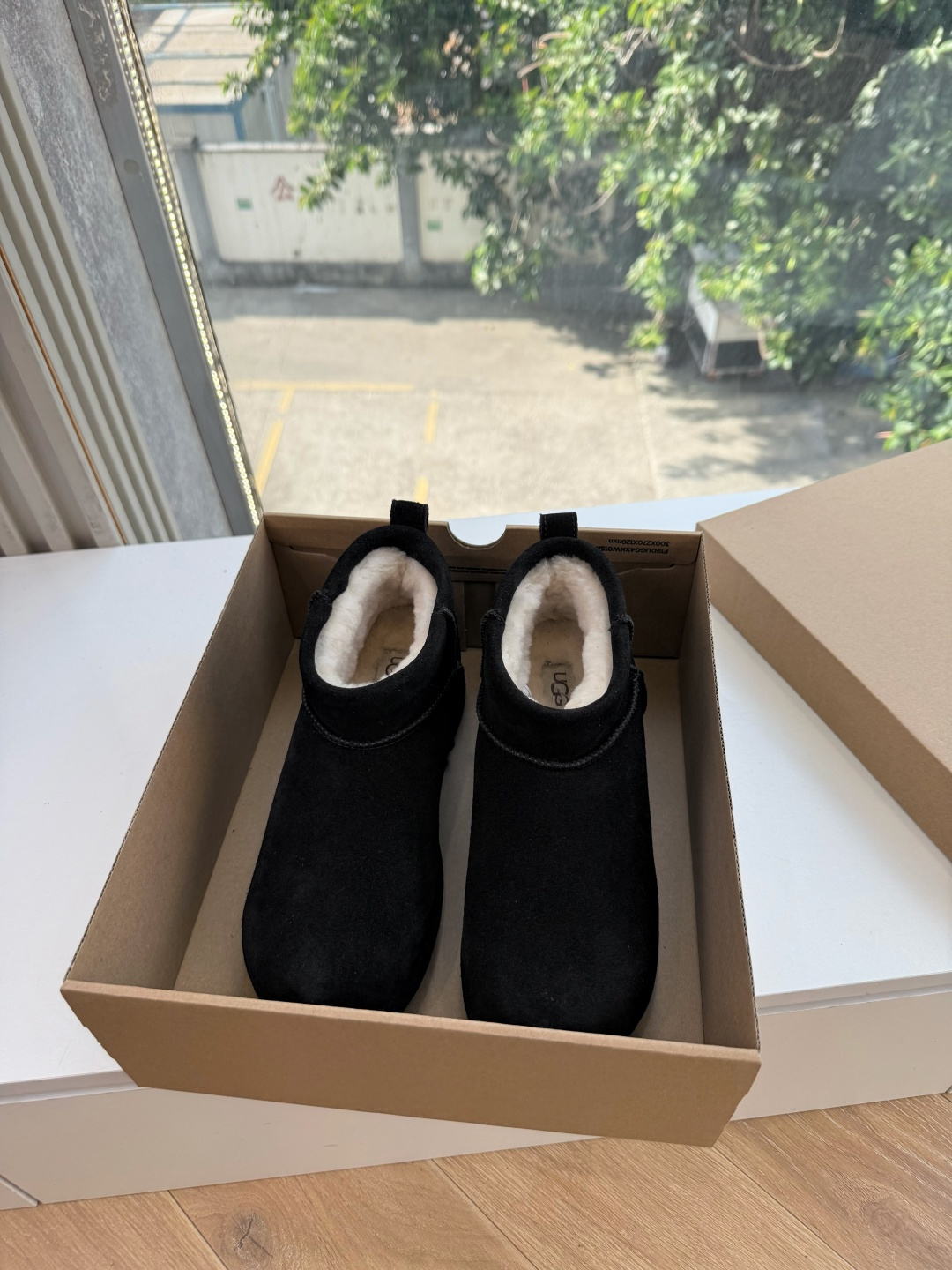 😀G026UGG秋冬新款系列棉鞋雪地靴棉鞋作为的领军品牌，这双新款同样延续了其一贯的舒适理念，穿在脚上轻盈自在，仿佛踩在
