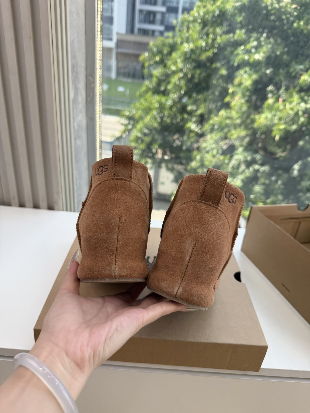 😀G026UGG秋冬新款系列棉鞋雪地靴棉鞋作为的领军品牌，这双新款同样延续了其一贯的舒适理念，穿在脚上轻盈自在，仿佛踩在