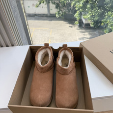 😀G026UGG秋冬新款系列棉鞋雪地靴棉鞋作为的领军品牌,这双新款同样延续了其一贯的舒适理念,穿在脚上轻盈自在,仿佛踩在 😀G026UGG秋冬新款系列棉鞋雪地靴棉鞋作为的领军品牌,这双新款同样延续了其一贯的舒适理念,穿在脚上轻盈自在,仿佛踩在