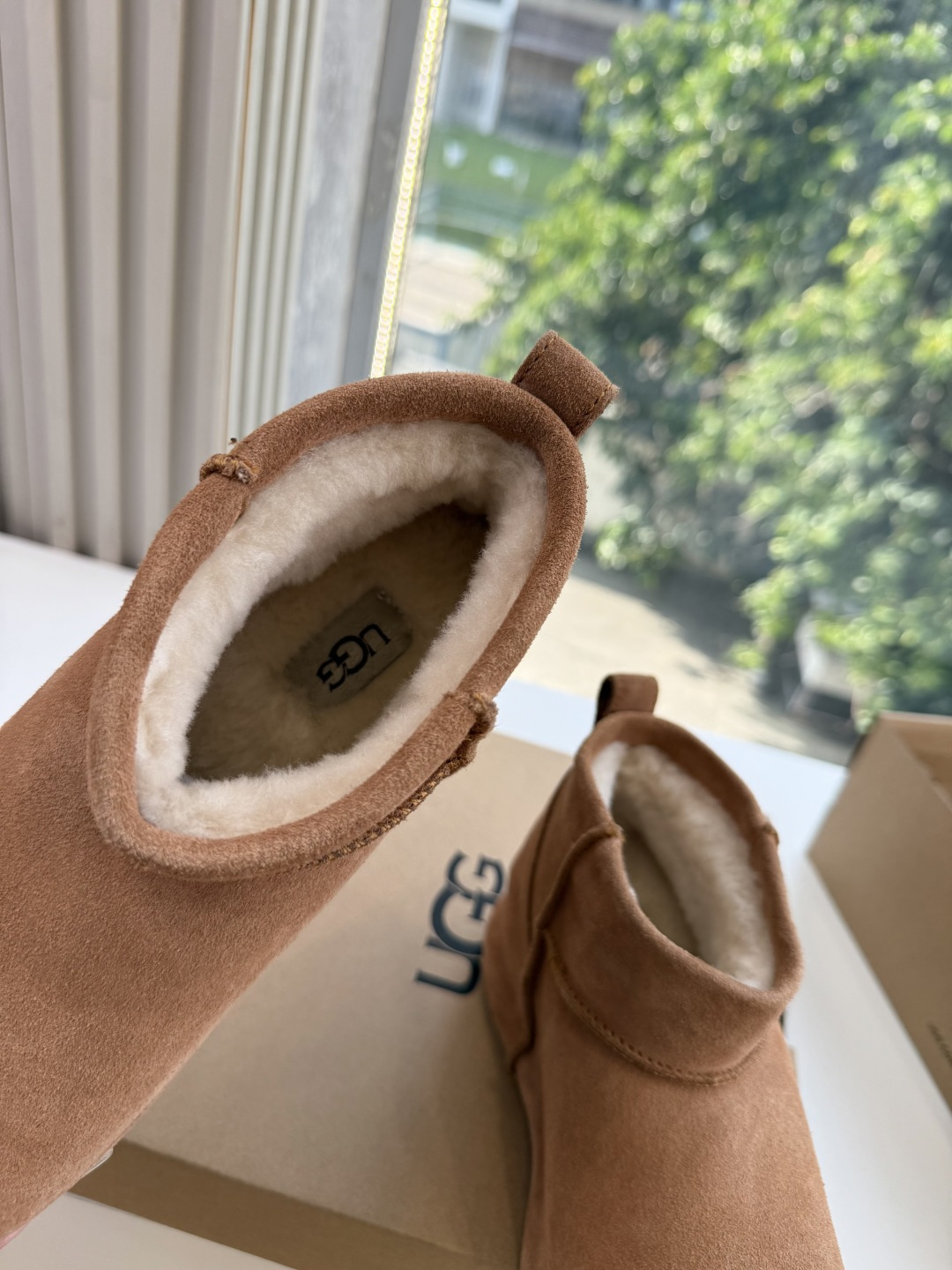 😀G026UGG秋冬新款系列棉鞋雪地靴棉鞋作为的领军品牌，这双新款同样延续了其一贯的舒适理念，穿在脚上轻盈自在，仿佛踩在
