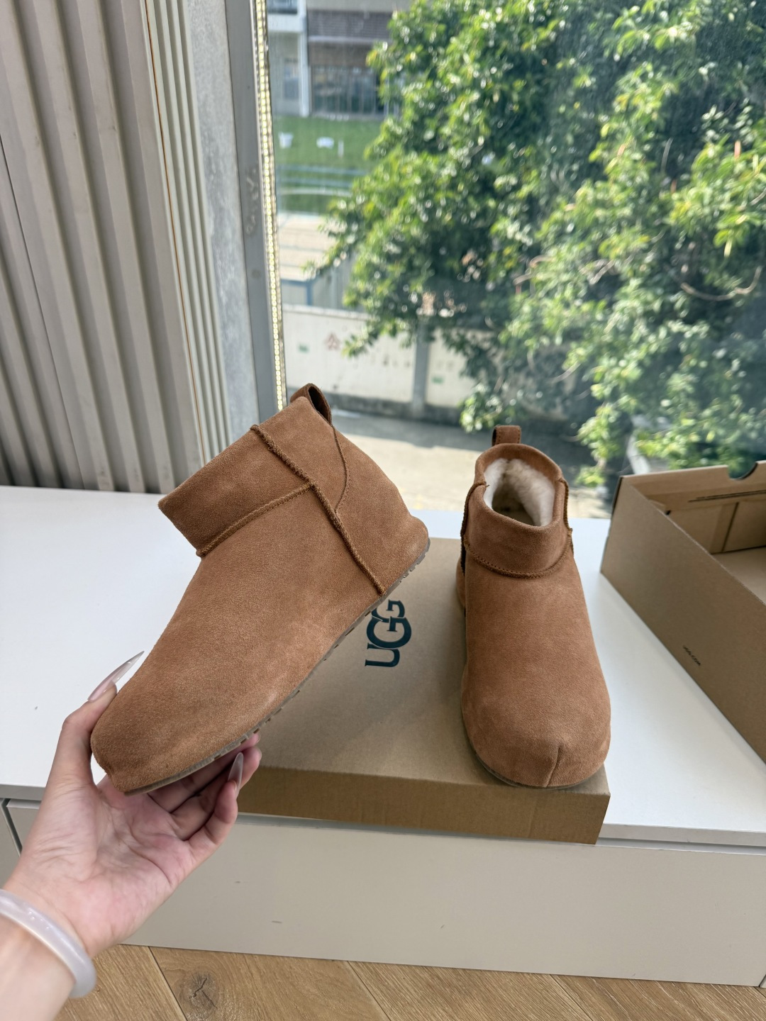 😀G026UGG秋冬新款系列棉鞋雪地靴棉鞋作为的领军品牌，这双新款同样延续了其一贯的舒适理念，穿在脚上轻盈自在，仿佛踩在