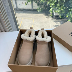 😀G026UGG秋冬新款系列棉鞋雪地靴棉鞋作为的领军品牌,这双新款同样延续了其一贯的舒适理念,穿在脚上轻盈自在,仿佛踩在 😀G026UGG秋冬新款系列棉鞋雪地靴棉鞋作为的领军品牌,这双新款同样延续了其一贯的舒适理念,穿在脚上轻盈自在,仿佛踩在