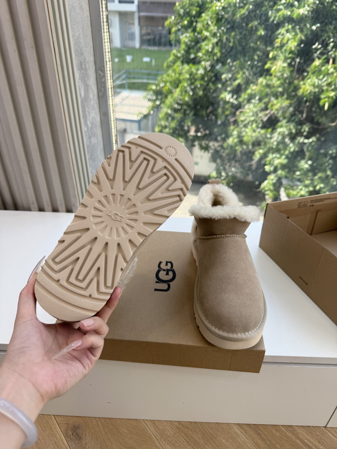 😀G026UGG秋冬新款系列棉鞋雪地靴棉鞋作为的领军品牌，这双新款同样延续了其一贯的舒适理念，穿在脚上轻盈自在，仿佛踩在