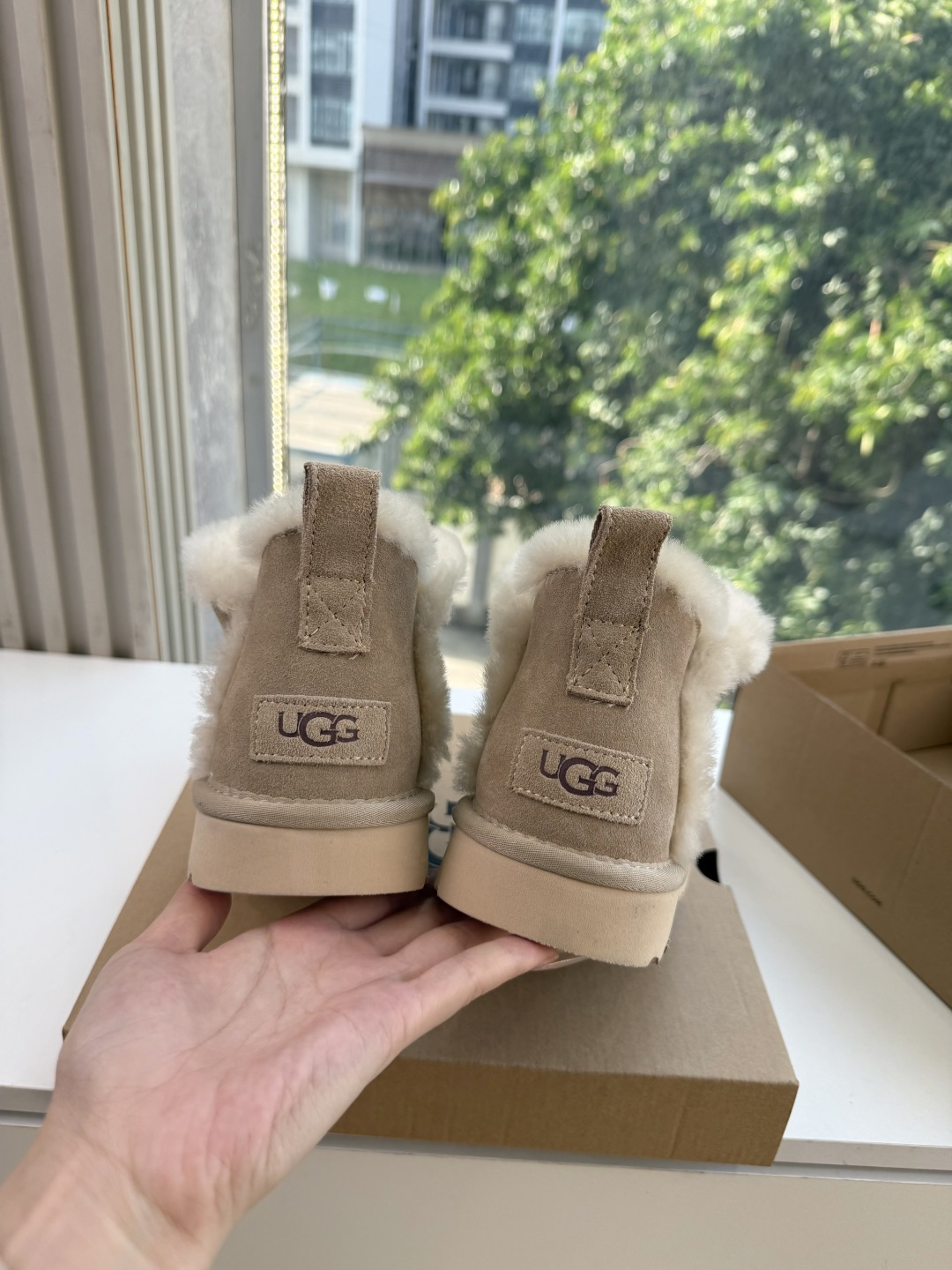 😀G026UGG秋冬新款系列棉鞋雪地靴棉鞋作为的领军品牌，这双新款同样延续了其一贯的舒适理念，穿在脚上轻盈自在，仿佛踩在