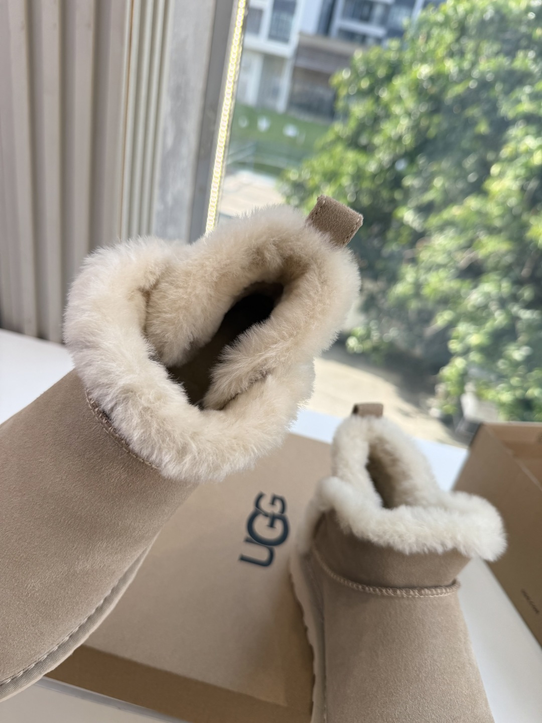 😀G026UGG秋冬新款系列棉鞋雪地靴棉鞋作为的领军品牌，这双新款同样延续了其一贯的舒适理念，穿在脚上轻盈自在，仿佛踩在