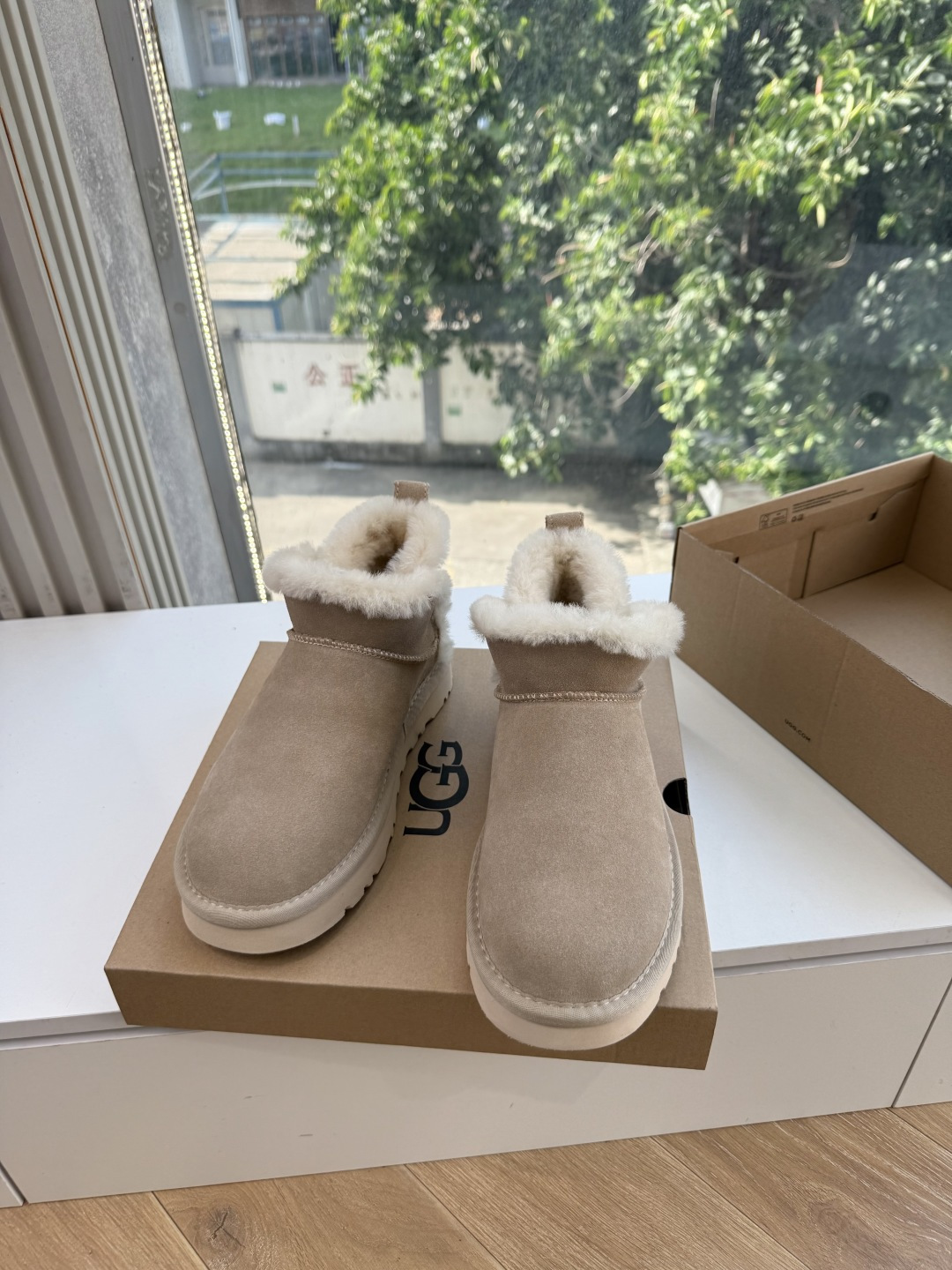 😀G026UGG秋冬新款系列棉鞋雪地靴棉鞋作为的领军品牌，这双新款同样延续了其一贯的舒适理念，穿在脚上轻盈自在，仿佛踩在