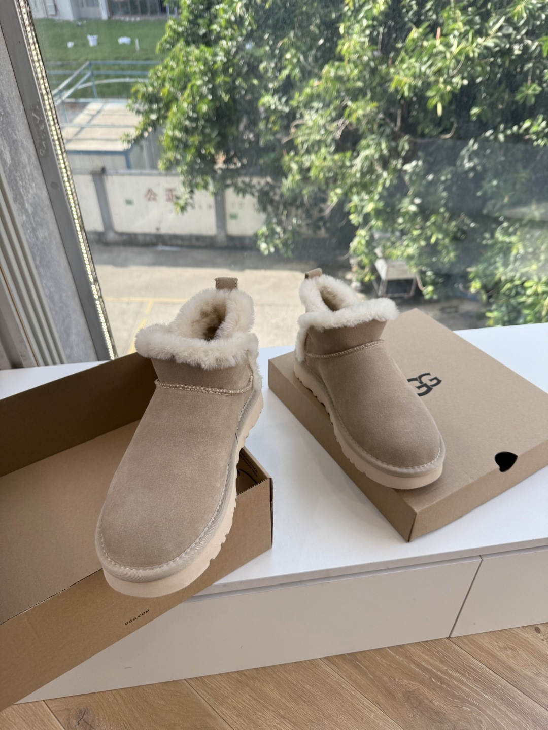 😀G026UGG秋冬新款系列棉鞋雪地靴棉鞋作为的领军品牌，这双新款同样延续了其一贯的舒适理念，穿在脚上轻盈自在，仿佛踩在