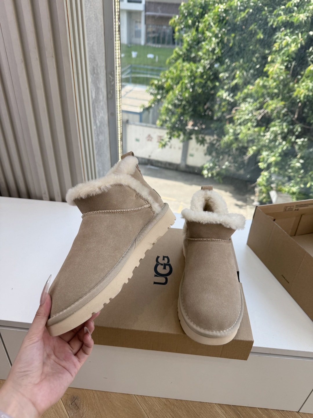 😀G026UGG秋冬新款系列棉鞋雪地靴棉鞋作为的领军品牌，这双新款同样延续了其一贯的舒适理念，穿在脚上轻盈自在，仿佛踩在