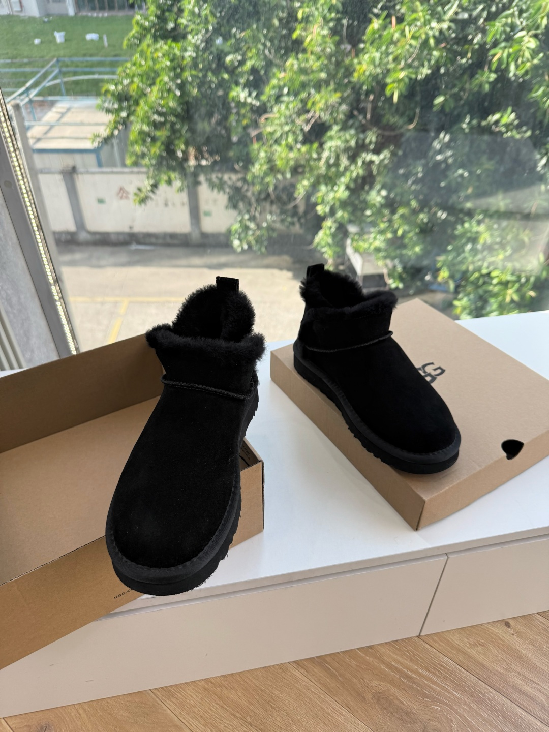 😀G026UGG秋冬新款系列棉鞋雪地靴棉鞋作为的领军品牌，这双新款同样延续了其一贯的舒适理念，穿在脚上轻盈自在，仿佛踩在