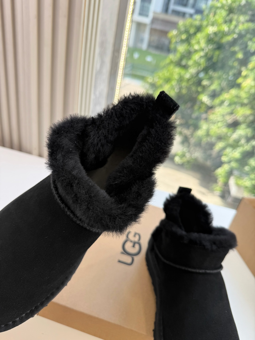 😀G026UGG秋冬新款系列棉鞋雪地靴棉鞋作为的领军品牌，这双新款同样延续了其一贯的舒适理念，穿在脚上轻盈自在，仿佛踩在
