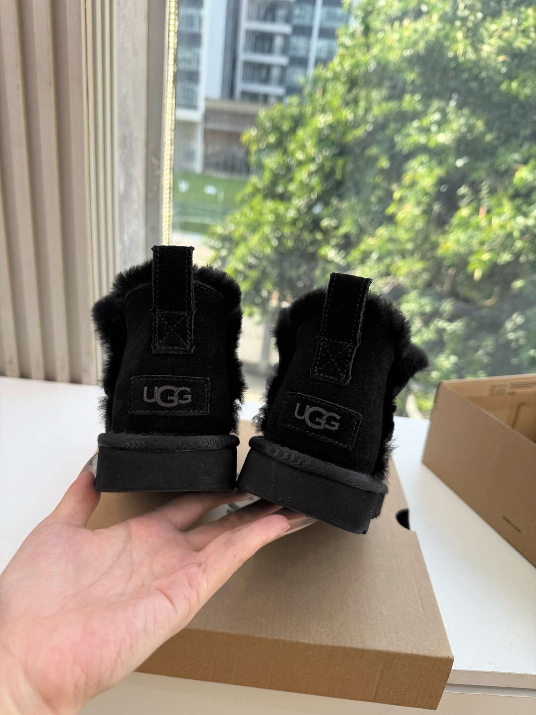 😀G026UGG秋冬新款系列棉鞋雪地靴棉鞋作为的领军品牌，这双新款同样延续了其一贯的舒适理念，穿在脚上轻盈自在，仿佛踩在