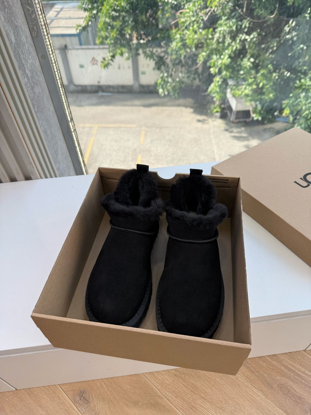 😀G026UGG秋冬新款系列棉鞋雪地靴棉鞋作为的领军品牌，这双新款同样延续了其一贯的舒适理念，穿在脚上轻盈自在，仿佛踩在