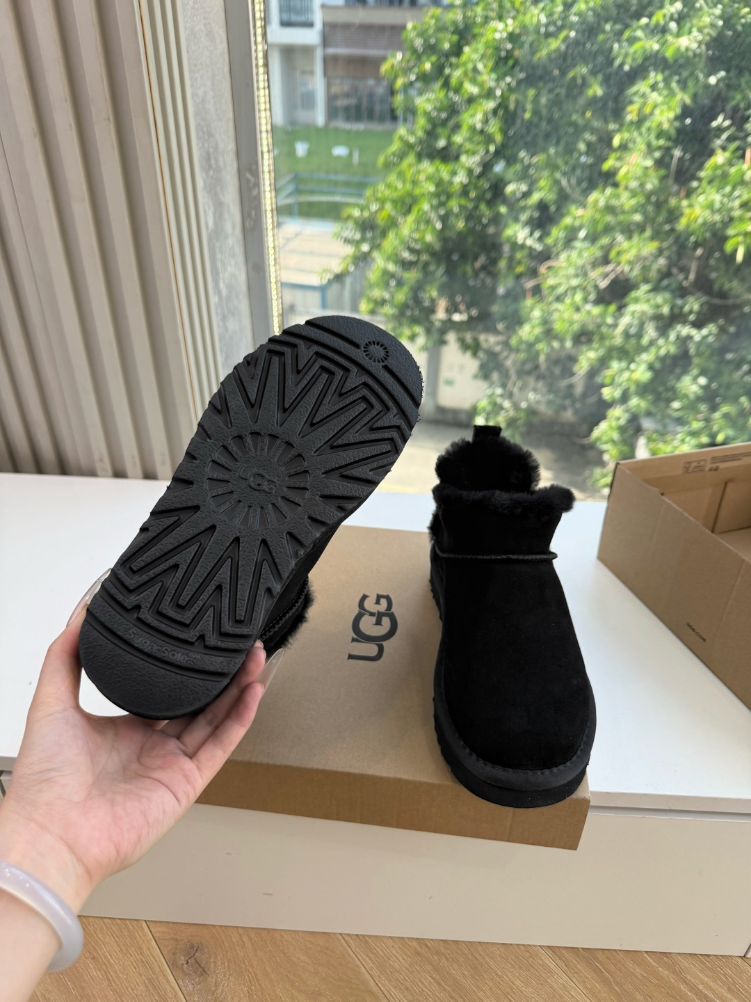 😀G026UGG秋冬新款系列棉鞋雪地靴棉鞋作为的领军品牌，这双新款同样延续了其一贯的舒适理念，穿在脚上轻盈自在，仿佛踩在