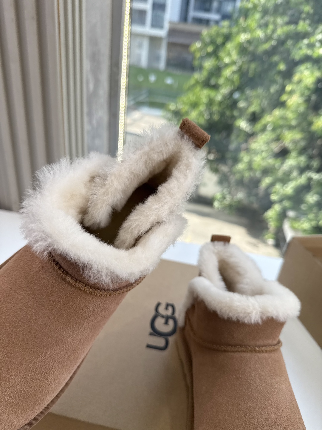 😀G026UGG秋冬新款系列棉鞋雪地靴棉鞋作为的领军品牌，这双新款同样延续了其一贯的舒适理念，穿在脚上轻盈自在，仿佛踩在
