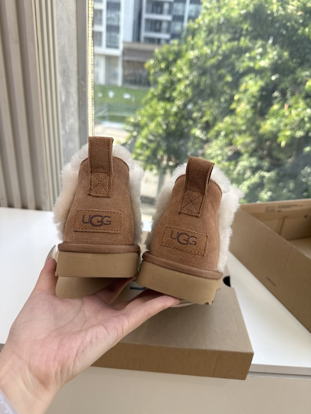 😀G026UGG秋冬新款系列棉鞋雪地靴棉鞋作为的领军品牌，这双新款同样延续了其一贯的舒适理念，穿在脚上轻盈自在，仿佛踩在