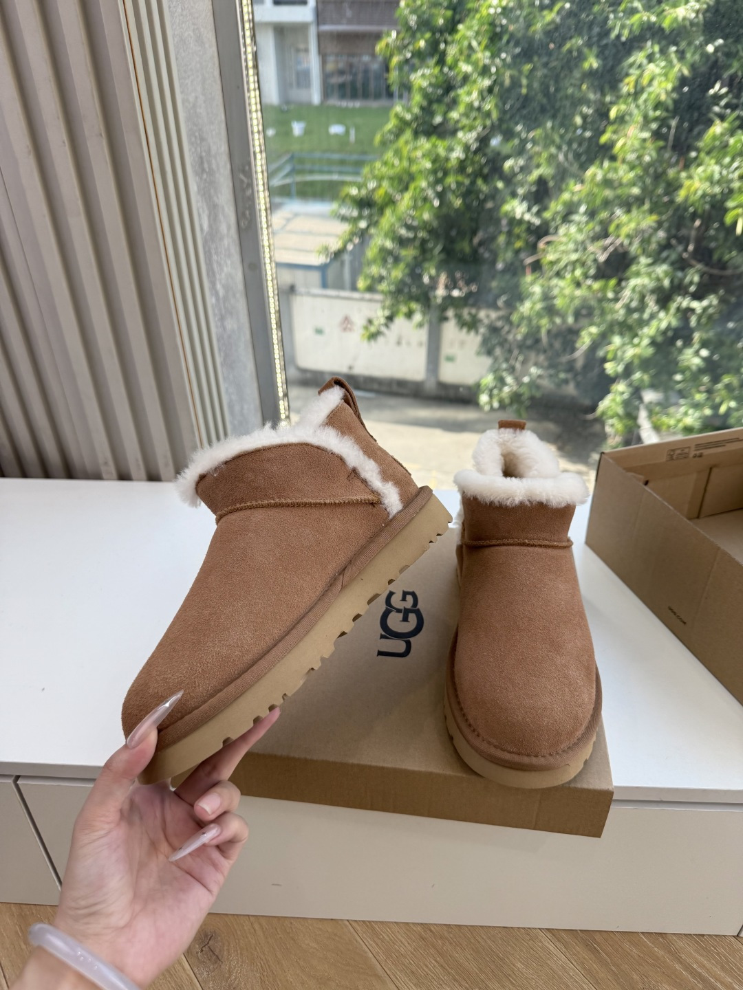 😀G026UGG秋冬新款系列棉鞋雪地靴棉鞋作为的领军品牌，这双新款同样延续了其一贯的舒适理念，穿在脚上轻盈自在，仿佛踩在