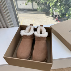 😀G026UGG秋冬新款系列棉鞋雪地靴棉鞋作为的领军品牌,这双新款同样延续了其一贯的舒适理念,穿在脚上轻盈自在,仿佛踩在 😀G026UGG秋冬新款系列棉鞋雪地靴棉鞋作为的领军品牌,这双新款同样延续了其一贯的舒适理念,穿在脚上轻盈自在,仿佛踩在