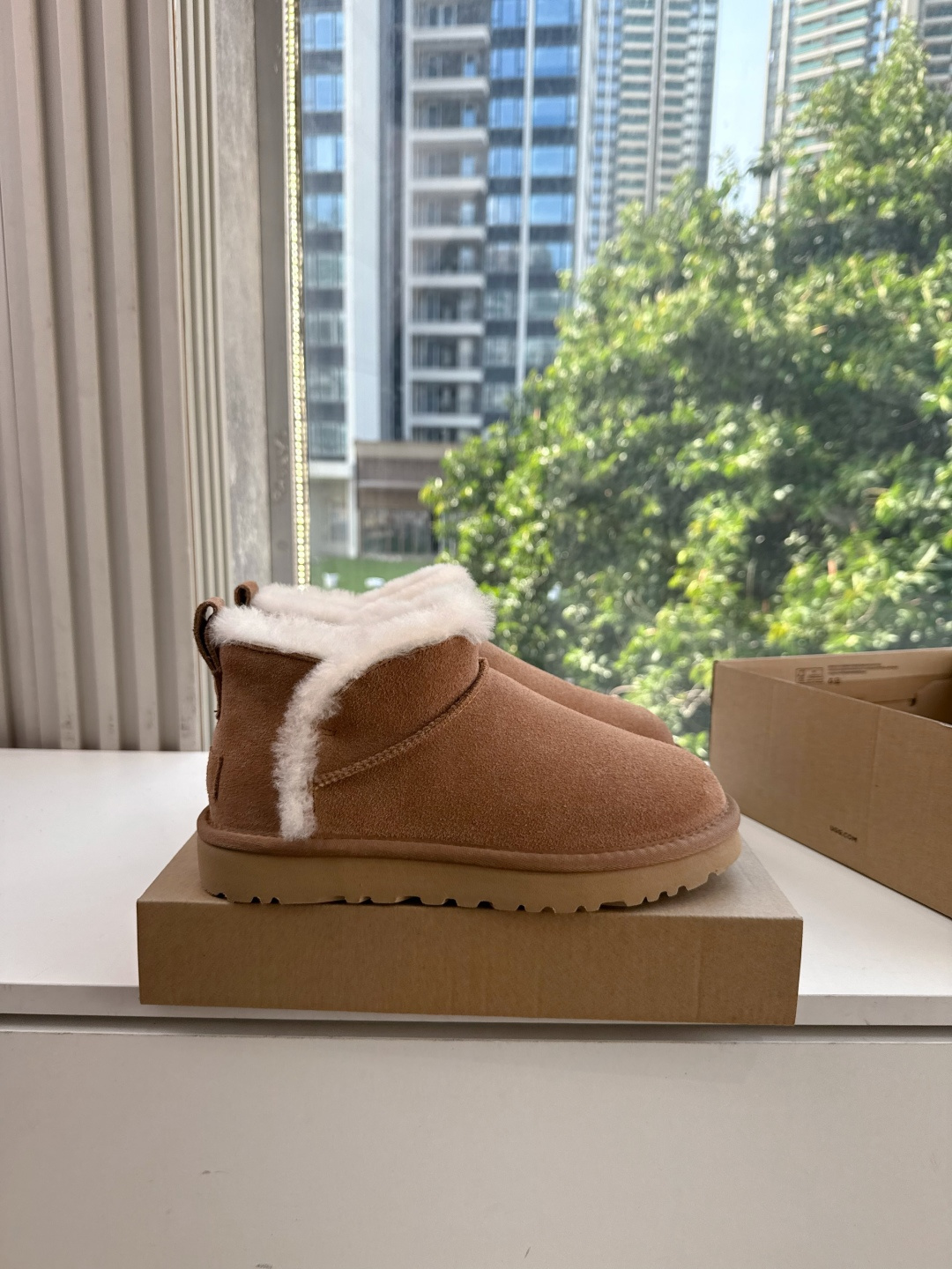 😀G026UGG秋冬新款系列棉鞋雪地靴棉鞋作为的领军品牌，这双新款同样延续了其一贯的舒适理念，穿在脚上轻盈自在，仿佛踩在