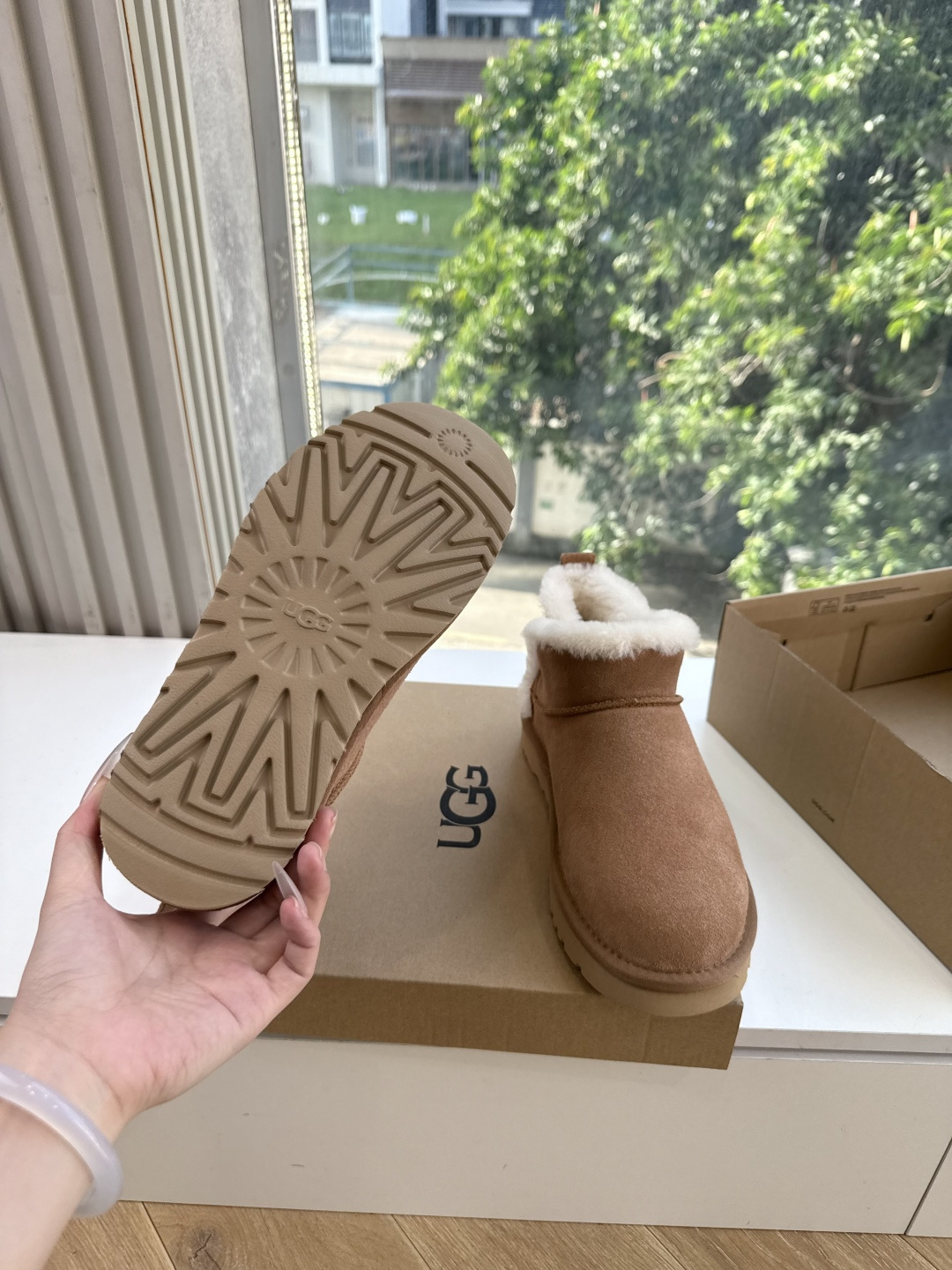 😀G026UGG秋冬新款系列棉鞋雪地靴棉鞋作为的领军品牌，这双新款同样延续了其一贯的舒适理念，穿在脚上轻盈自在，仿佛踩在
