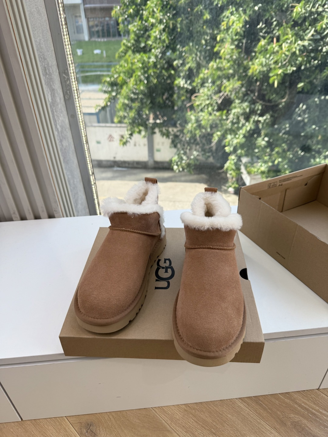 😀G026UGG秋冬新款系列棉鞋雪地靴棉鞋作为的领军品牌，这双新款同样延续了其一贯的舒适理念，穿在脚上轻盈自在，仿佛踩在