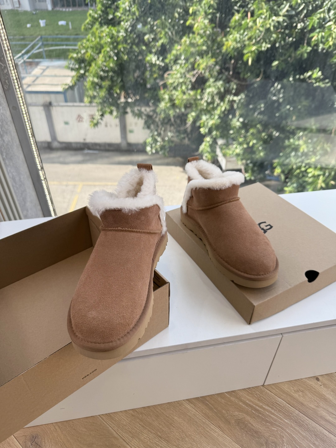😀G026UGG秋冬新款系列棉鞋雪地靴棉鞋作为的领军品牌，这双新款同样延续了其一贯的舒适理念，穿在脚上轻盈自在，仿佛踩在