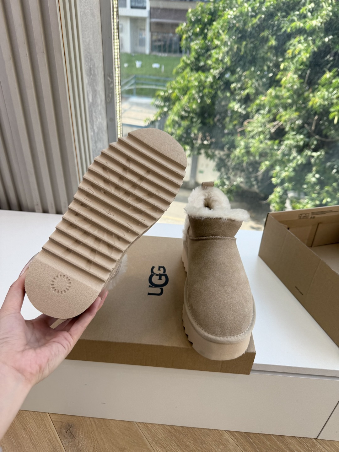 😀G026UGG秋冬新款系列棉鞋雪地靴棉鞋作为的领军品牌，这双新款同样延续了其一贯的舒适理念，穿在脚上轻盈自在，仿佛踩在