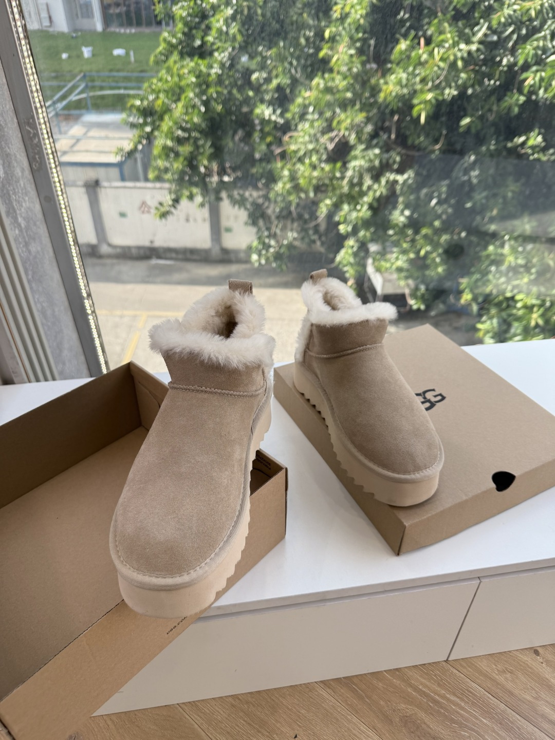 😀G026UGG秋冬新款系列棉鞋雪地靴棉鞋作为的领军品牌，这双新款同样延续了其一贯的舒适理念，穿在脚上轻盈自在，仿佛踩在