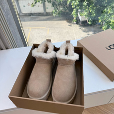 😀G026UGG秋冬新款系列棉鞋雪地靴棉鞋作为的领军品牌,这双新款同样延续了其一贯的舒适理念,穿在脚上轻盈自在,仿佛踩在 😀G026UGG秋冬新款系列棉鞋雪地靴棉鞋作为的领军品牌,这双新款同样延续了其一贯的舒适理念,穿在脚上轻盈自在,仿佛踩在