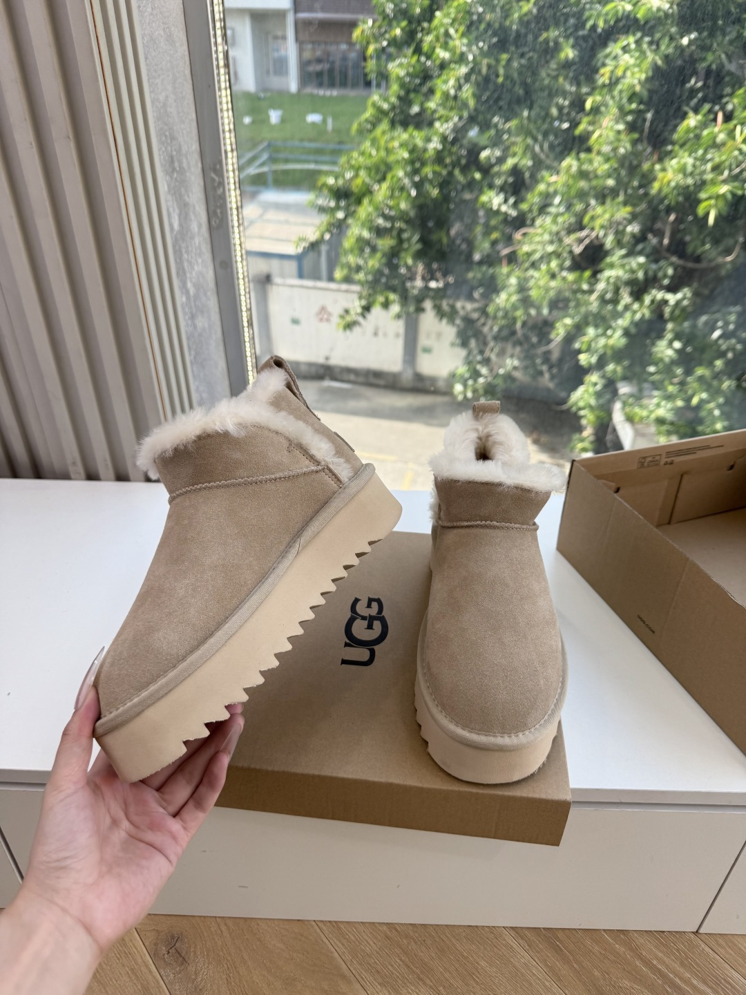 😀G026UGG秋冬新款系列棉鞋雪地靴棉鞋作为的领军品牌，这双新款同样延续了其一贯的舒适理念，穿在脚上轻盈自在，仿佛踩在