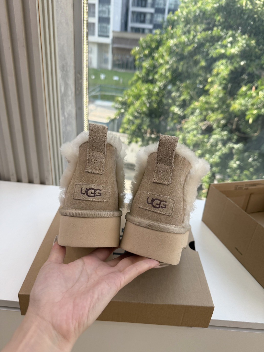 😀G026UGG秋冬新款系列棉鞋雪地靴棉鞋作为的领军品牌，这双新款同样延续了其一贯的舒适理念，穿在脚上轻盈自在，仿佛踩在