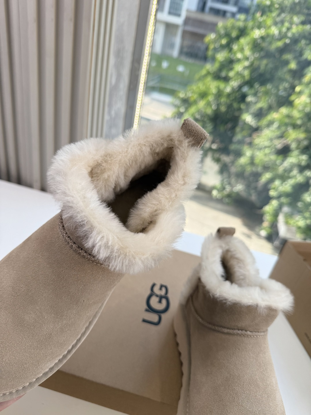 😀G026UGG秋冬新款系列棉鞋雪地靴棉鞋作为的领军品牌，这双新款同样延续了其一贯的舒适理念，穿在脚上轻盈自在，仿佛踩在