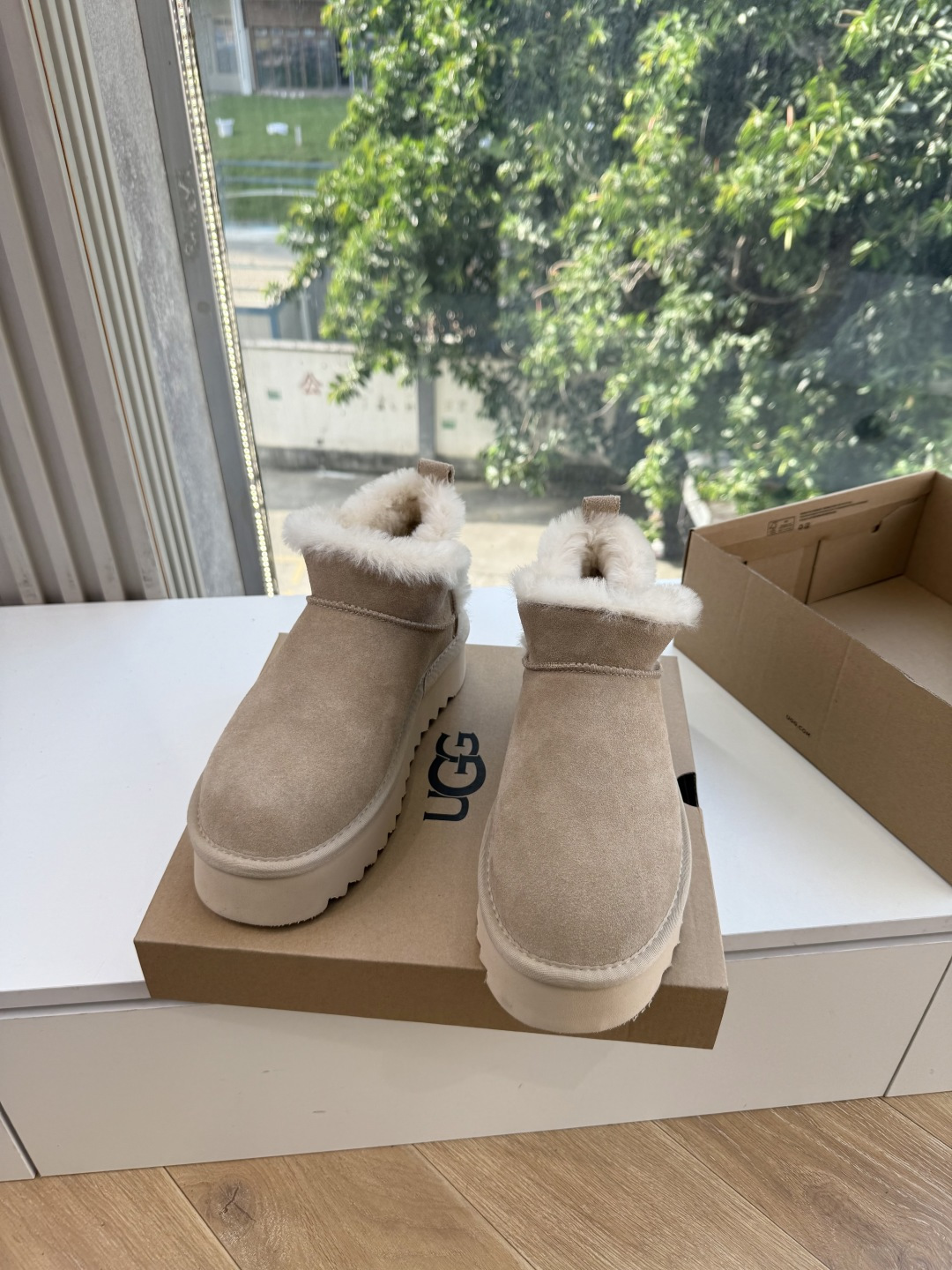 😀G026UGG秋冬新款系列棉鞋雪地靴棉鞋作为的领军品牌，这双新款同样延续了其一贯的舒适理念，穿在脚上轻盈自在，仿佛踩在