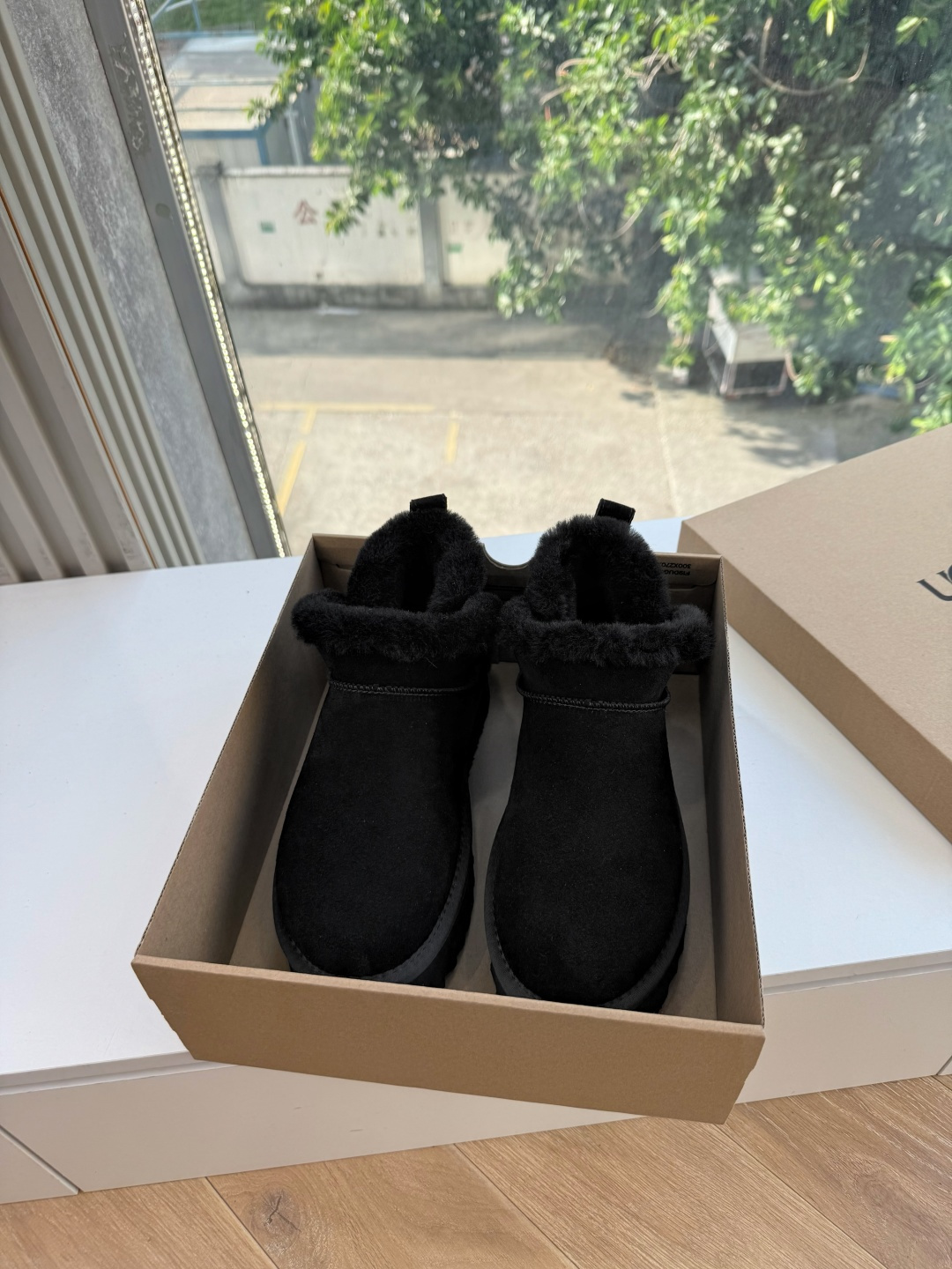 😀G026UGG秋冬新款系列棉鞋雪地靴棉鞋作为的领军品牌，这双新款同样延续了其一贯的舒适理念，穿在脚上轻盈自在，仿佛踩在