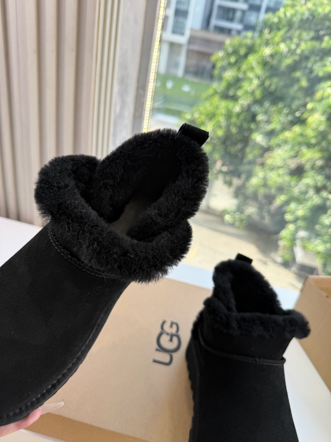 😀G026UGG秋冬新款系列棉鞋雪地靴棉鞋作为的领军品牌，这双新款同样延续了其一贯的舒适理念，穿在脚上轻盈自在，仿佛踩在
