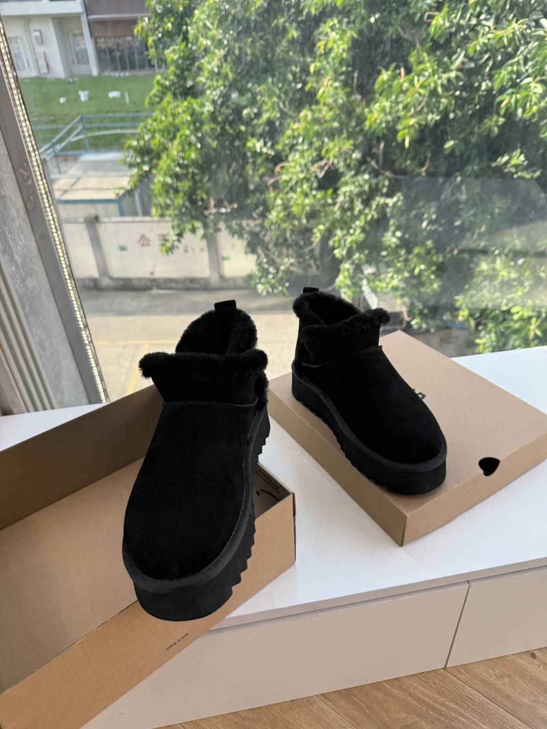😀G026UGG秋冬新款系列棉鞋雪地靴棉鞋作为的领军品牌，这双新款同样延续了其一贯的舒适理念，穿在脚上轻盈自在，仿佛踩在