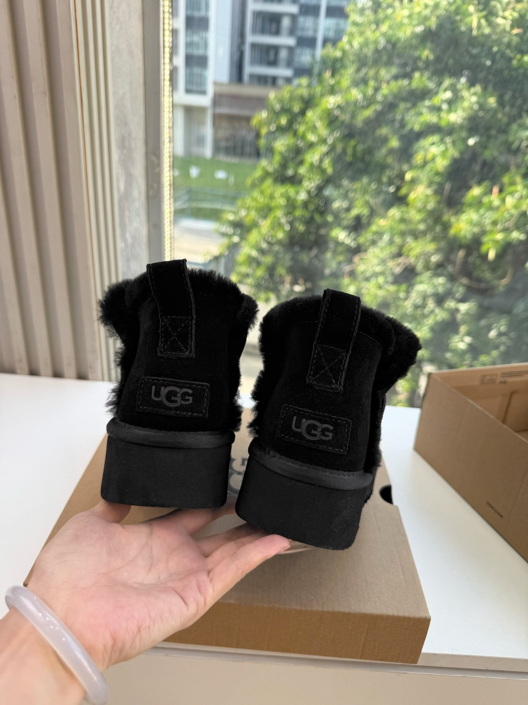 😀G026UGG秋冬新款系列棉鞋雪地靴棉鞋作为的领军品牌，这双新款同样延续了其一贯的舒适理念，穿在脚上轻盈自在，仿佛踩在
