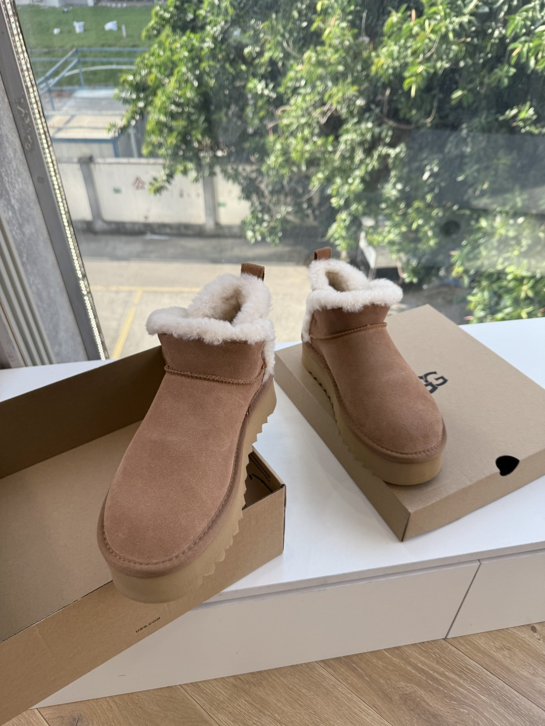 😀G026UGG秋冬新款系列棉鞋雪地靴棉鞋作为的领军品牌，这双新款同样延续了其一贯的舒适理念，穿在脚上轻盈自在，仿佛踩在