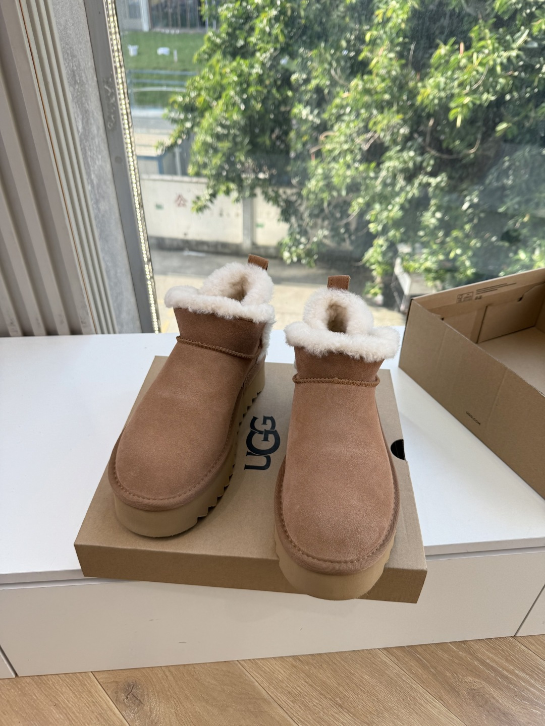 😀G026UGG秋冬新款系列棉鞋雪地靴棉鞋作为的领军品牌，这双新款同样延续了其一贯的舒适理念，穿在脚上轻盈自在，仿佛踩在